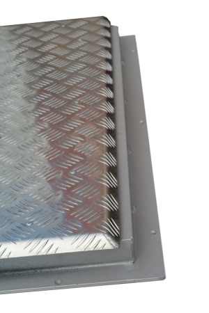 Алюминиевый уличный люк амо al 600*600 в рифленом квадрате